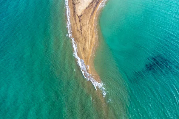 ターコイズブルーの海 ギリシャ チャルキディキ カッサンドラと熱帯のエキゾチックな地中海の湾の空中ドローン鳥の目のビュー — ストック写真