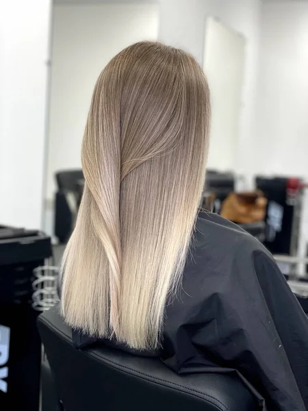 Mooi Haar Geverfd Haar Een Schoonheidssalon Mooie Haarkleuring — Stockfoto