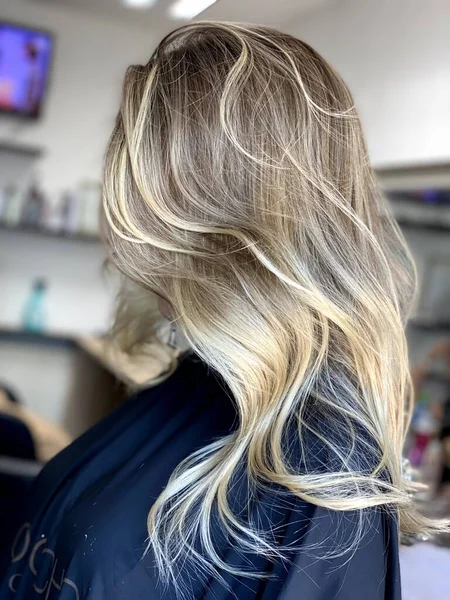Mooi Haar Geverfd Haar Een Schoonheidssalon Mooie Haarkleuring — Stockfoto