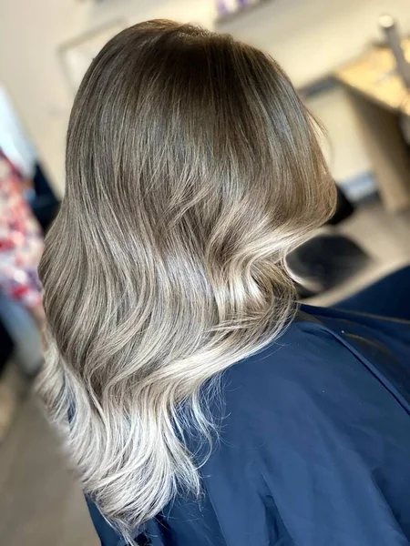 Mooi Haar Geverfd Haar Een Schoonheidssalon Mooie Haarkleuring — Stockfoto