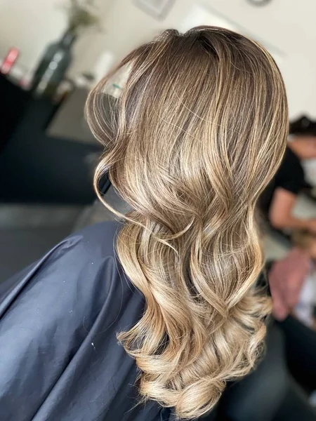 Mooi Haar Geverfd Haar Een Schoonheidssalon Mooie Haarkleuring — Stockfoto