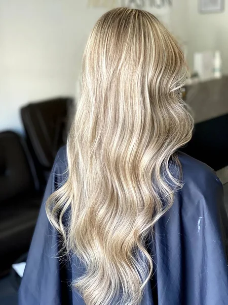 Красивые Волосы Окрашенные Волосы Салоне Красоты Красивая Окраска Волос — стоковое фото