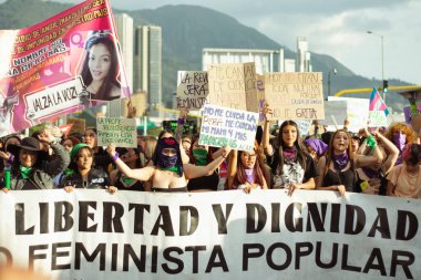 Many women came out to march on March 8. At the tip of the march a banner is held up that reads in Spanish 