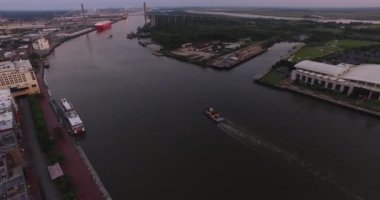 Savannah 'nın nehir kenarlı, Talmadge Memorial Köprüsü, şehir merkezi ve liman perspektifi..