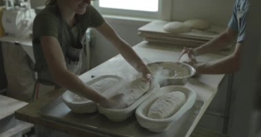 Bir fırıncı ekmek hamurunu daha sonra pişirmek için tavaya koyar..