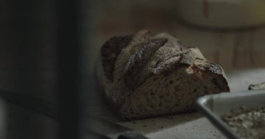 Fırın kesim tahtasının üzerinde dilimlenmiş tam buğday ekmeği..