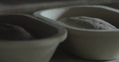 Ekmek hamuru daha sonra pişirmek için tavalarda yükseliyor..