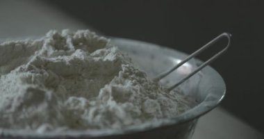 Ekmek yapmak için fırında bir kase un..