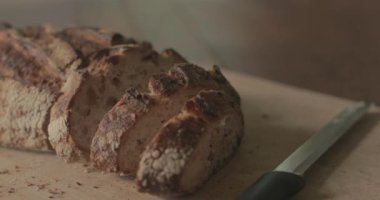 Sağlıklı bir yemek için kesme tahtasında taze ekmek dilimleri..