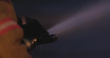 Geceleri yangın hortumundan su fışkırıyor.