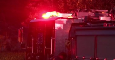 Yangın sırasında kırmızı itfaiye aracı eve park etmiş.