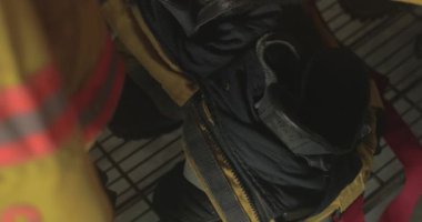 İtfaiyeci botları ve itfaiye pantolonu.