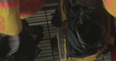 İtfaiyeci botları ve itfaiye pantolonu.