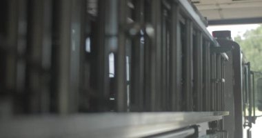 İtfaiye istasyonunda oturan itfaiye aracının merdiveni.