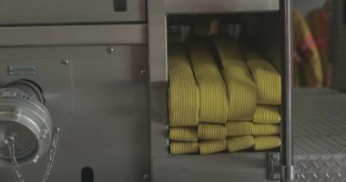 Yangın hortumu itfaiye istasyonundaki bir itfaiye aracına bağlandı. Acil müdahale için hazırlar.