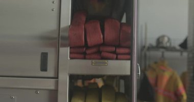 Yangın hortumu itfaiye istasyonundaki bir itfaiye aracına bağlandı. Acil müdahale için hazırlar.