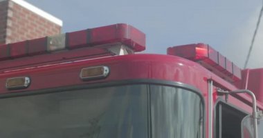 Dışarıda park etmiş bir itfaiye aracının ışıkları.