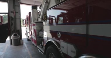 Bir itfaiye aracı acil bir durum için istasyondan çıkıyor..