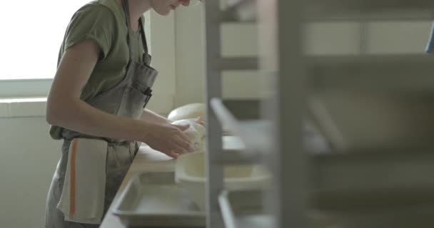 Eine Bäckerin Backt Brot Indem Sie Brotteig Einem Laib Knetet — Stockvideo