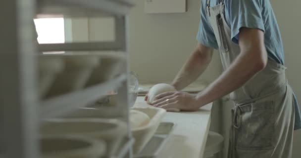 Pekařka Peče Chleba Hnětením Těsta Pečení Bochníku — Stock video