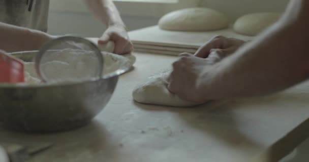 Bakkers Maken Brood Door Brooddeeg Kneden Broden Gezond Volkorenbrood Bakken — Stockvideo