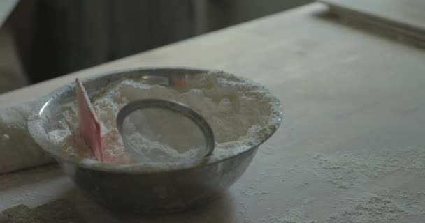 Ένα Μπολ Σιτάλευρο Ένα Φούρνο Κοντά Καρβέλια Ζύμης Ψωμιού — Αρχείο Βίντεο