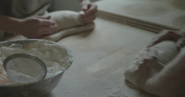 Los Panaderos Hacen Pan Amasando Masa Pan Para Hornear Panes — Vídeo de stock