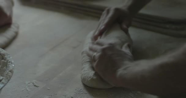 Piekarz Robi Chleb Ugniatając Chleb Pieczenia Bochenka — Wideo stockowe