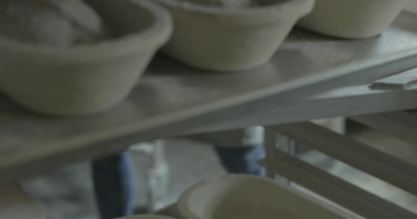Bäcker Legt Handwerklicher Bäckerei Eine Pfanne Mit Brotteig Laiben Auf — Stockvideo
