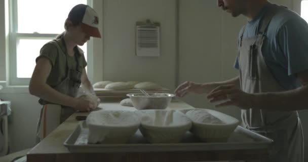 Пекари Работают Пекарне Пекут Здоровый Хлеб — стоковое видео