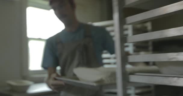Αρτοποιοί Δουλεύουν Αρτοποιείο Και Φτιάχνουν Υγιεινό Ψωμί — Αρχείο Βίντεο