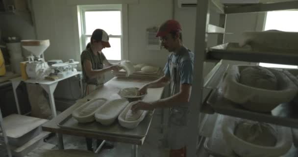 Los Panaderos Hacen Pan Una Panadería Artesanal Trabajando Con Masa — Vídeo de stock