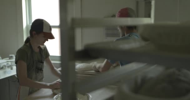 Los Panaderos Trabajan Una Panadería Haciendo Pan Saludable — Vídeo de stock