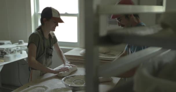 Los Panaderos Hacen Pan Amasando Masa Pan Para Hornear Panes — Vídeo de stock