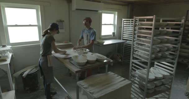 Αρτοποιοί Δουλεύουν Αρτοποιείο Και Φτιάχνουν Υγιεινό Ψωμί — Αρχείο Βίντεο