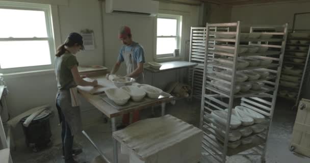 Les Boulangers Font Pain Dans Une Boulangerie Artisanale Travaillant Avec — Video