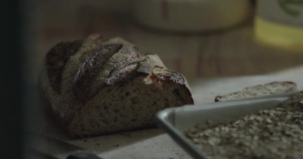 面包店切菜板上的一块手工全麦面包 — 图库视频影像