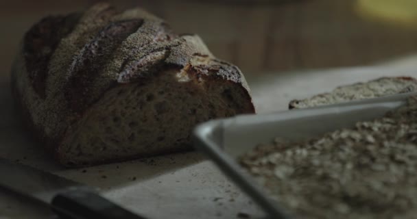 Una Hogaza Pan Artesanal Trigo Entero Una Tabla Cortar Panadería — Vídeo de stock