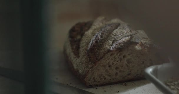 Bochenek Rzemieślniczego Chleba Pełnoziarnistego Desce Krojenia Piekarni Pokrojony — Wideo stockowe
