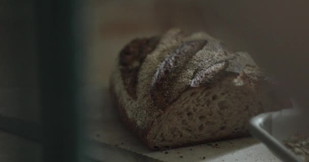 Ein Laib Handwerkliches Vollkornbrot Auf Einem Backbrett Scheiben Geschnitten — Stockvideo