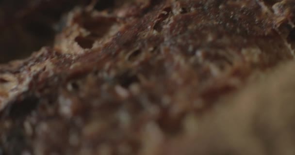 Ένα Καρβέλι Ψωμί Τεχνίτης Μακροεντολή Λεπτομέρεια — Αρχείο Βίντεο