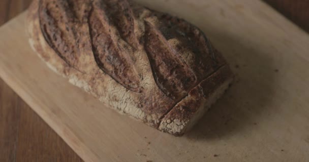 Uomo Raccoglie Una Fetta Fresca Pane Artigianale Tagliere — Video Stock