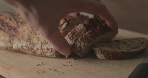 Мужчина Расставляет Ломтики Свежего Хлеба Доске — стоковое видео