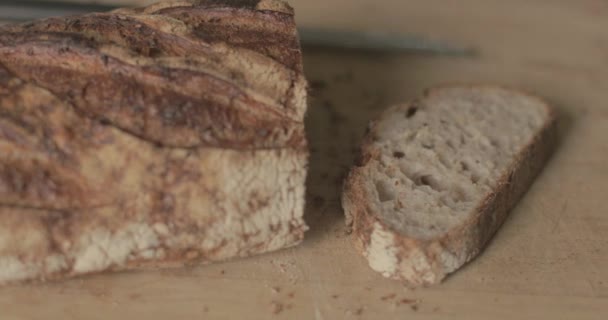 Świeży Bochenek Rzemieślniczego Chleba Siedzi Desce Krojenia — Wideo stockowe