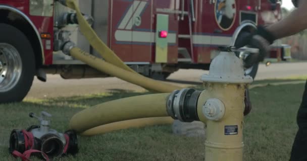 Пожежний Відкриває Гідрант Біля Пожежної Машини Під Час Навчань — стокове відео