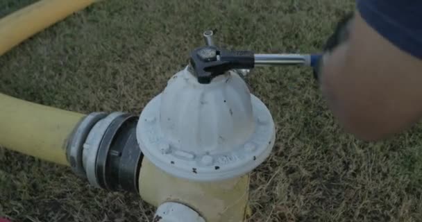 Hasič Otevírá Požární Hydrant Během Tréninku — Stock video