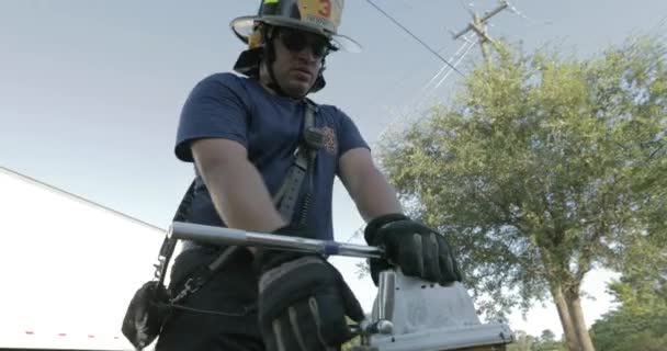 Hasič Otevírá Požární Hydrant Během Tréninku — Stock video