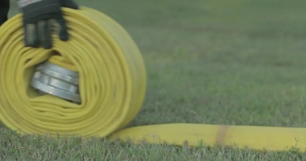 Пожежний Заряджає Жовтий Пожежний Шланг Наприкінці Навчань Пожежної Аварійної Реагування — стокове відео