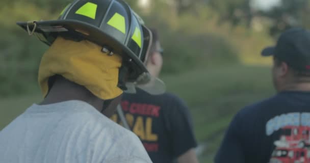 Vigili Del Fuoco Tornano Pompiere Dopo Risposta Alle Emergenze Gruppo — Video Stock