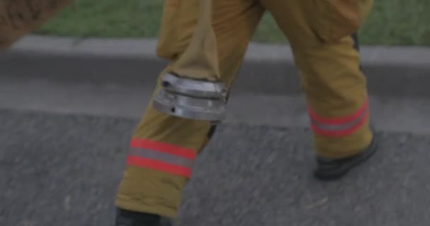 Пожарный Носит Жёлтый Пожарный Шланг — стоковое видео